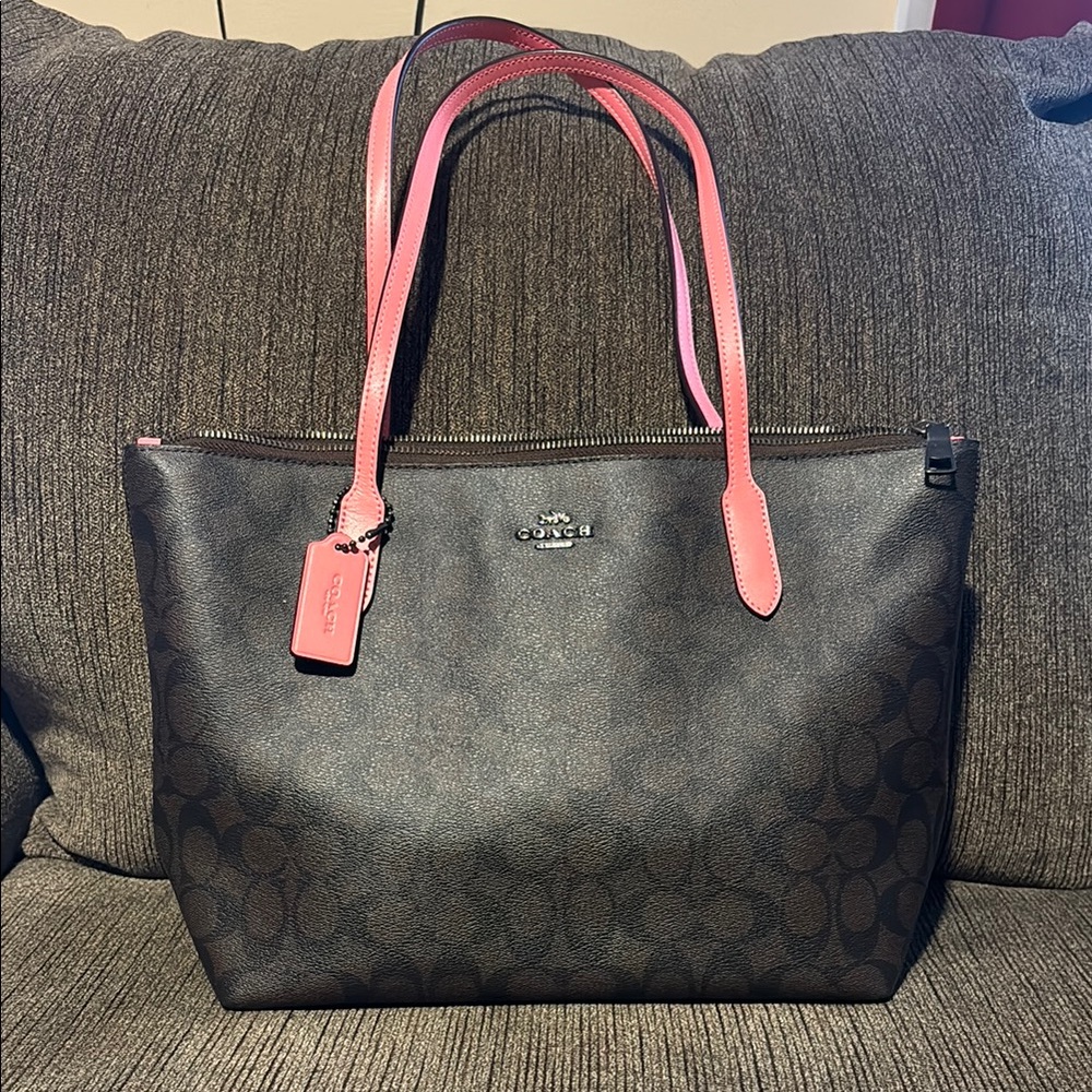 Coach Tote in Signature logo print with Pink Details